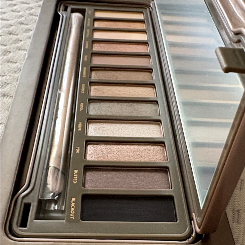 Urban Decay Naked2 Eyeshadow Palette - Neutral Tones - Picture 4 of 7